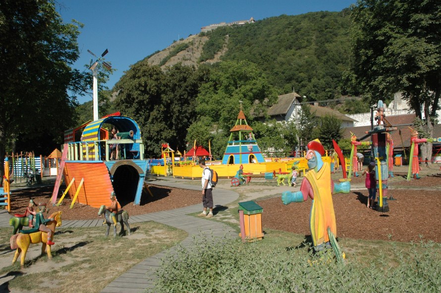 Játszótér a Fellegvár alatt.